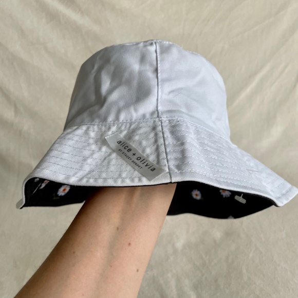 Alice + Olivia Reversible Daisy Print Bucket Hat - Picture 11 of 14
